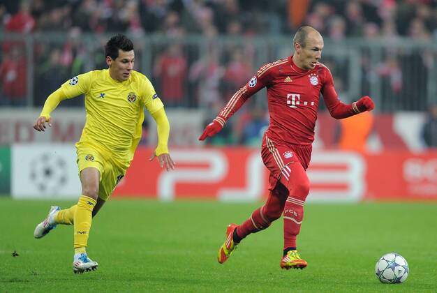 FUSSBALL CHAMPIONS LEAGUE SAISON 2011 2012 22.11.2011 FC Bayern Muenchen - FC Villarreal Arjen Robben (re, FC Bayern Muenchen) gegen Hernan Perez (Villarreal CF) 