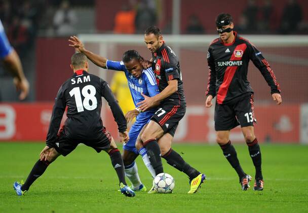 FUSSBALL CHAMPIONS LEAGUE SAISON 2011 2012 GRUPPENPHASE Bayer 04 Leverkusen - FC Chelsea 23.11.2011 Sidney SAM, Ömer TOPRAK und Michael BALLACK (v.l., alle Leverkusen) gegen Didier DROGBA (Mitte, Chelsea) 