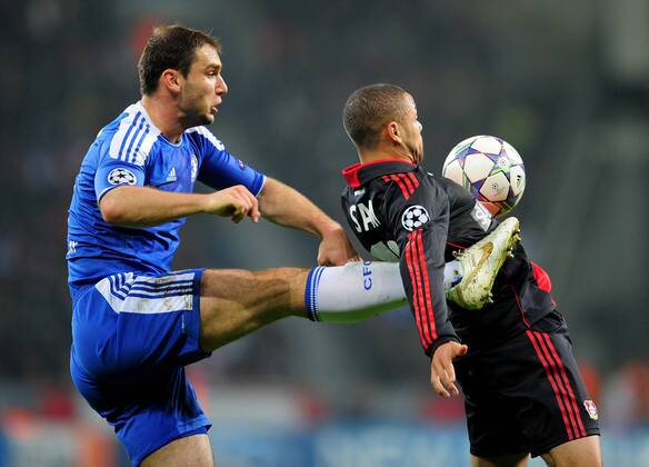 FUSSBALL CHAMPIONS LEAGUE SAISON 2011 2012 GRUPPENPHASE Bayer 04 Leverkusen - FC Chelsea 23.11.2011 Branislav IVANOVIC (li, Chelsea) gegen Sidney SAM (re, Leverkusen) 