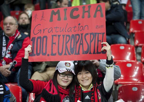 zwei weibliche Leverkusener Fans gratulieren Michael BALLACK auf einem Plakat zum 100. Europaspiel, Fussball Champions League, Vorrunde 5. Spieltag, Bayer 04 Leverkusen, am 23.11.2011 in Leverkusen Deutschland o0 Fan Plakat, Fanplakat, Transparent Idol Jubiläum Schriftzug weiblich, Frau