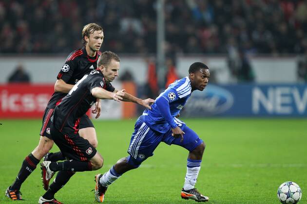 Fußball Champions League Bayer Leverkusen - FC Chelsea am 23.11.2011 in der BayArena in Leverkusen Simon Rolfes ( Leverkusen ) , links - Michal Kadlec ( Leverkusen ) , mitte - Daniel Sturridge ( Chelsea ), rechts