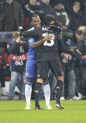 Shake Hands between London s Didier Drogba (L) and Leverkusen s Michael Ballack during the Championsleague match between Bayer 04 Leverkusen and Chelsea London, Bayarena in Leverkusen on November 23., 2011. Bayer 04 Leverkusen gegen Chelsea London am 5. Spieltag der Championsleague in der Saison 2011 2012 am 23. November 2011.