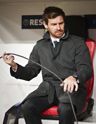 Leverkusen, 23.11.2011, BayArena Andre Villas-Boas (London) wird von einem Kabel belästigt Bayer Leverkusen - Chelsea London mm