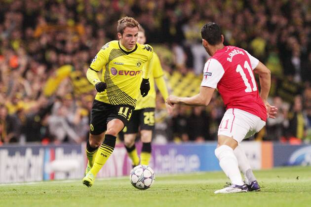 Mario GOETZE (BVB - Borussia Dortmund 11) gegen Andre SANTOS (Arsenal London 11) Champions League, Herren, Männer, Saison 2011-2012, Spiel 5, Gruppenphase, 23.11.2011, Arsenal London - Borussia Dortmund