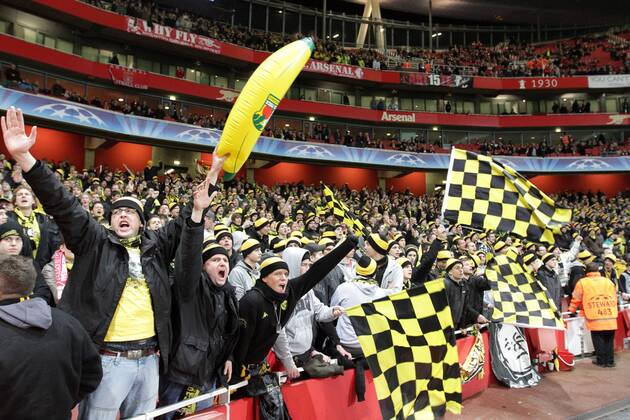 BVB Fans feuern Mannschaft an Banane Champions League, Herren, Männer, Saison 2011-2012, Spiel 5, Gruppenphase, 23.11.2011, London - Borussia Dortmund o0 Totale