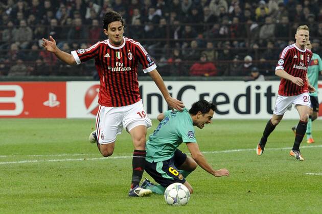 Mailand, 23.11.2011 - UEFA Champions League 2011 2012 - AC Mailand vs FC Barcelona - Alberto Aquilani - Xavi Hernandez 