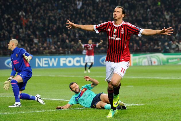 Mailand, 23.11.2011 - UEFA Champions League 2011 2012 - AC Mailand vs FC Barcelona - Zlatan Ibrahimovic jubelt, Javier Mascherano enttäuscht am Boden 