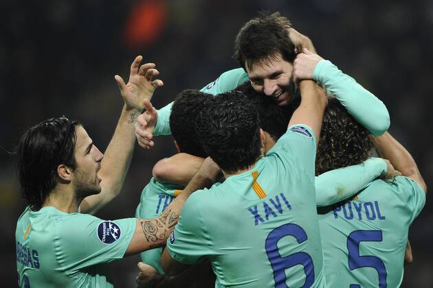 Mailand, 23.11.2011 - UEFA Champions League 2011 2012 - AC Mailand vs FC Barcelona - Lionel Messi und Cesc Fabregas 