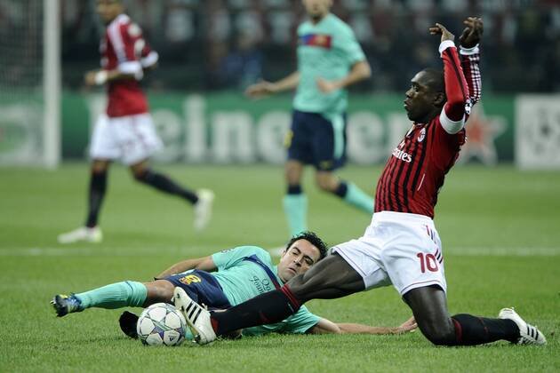 Mailand, 23.11.2011 - UEFA Champions League 2011 2012 - AC Mailand vs FC Barcelona - Clarence Seedorf - Xavi Hernandez 