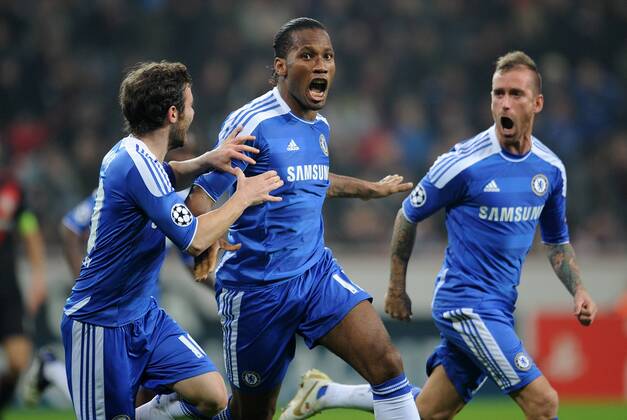 FUSSBALL CHAMPIONS LEAGUE SAISON 2011 2012 GRUPPENPHASE Bayer 04 Leverkusen - FC Chelsea 23.11.2011 Didier DROGBA (Mitte) bejubelt sein Tor zum 0:1. Juan MATA (li) Raul MEIRELES (re, alle Chelsea) eilen zum gratulieren herbei 