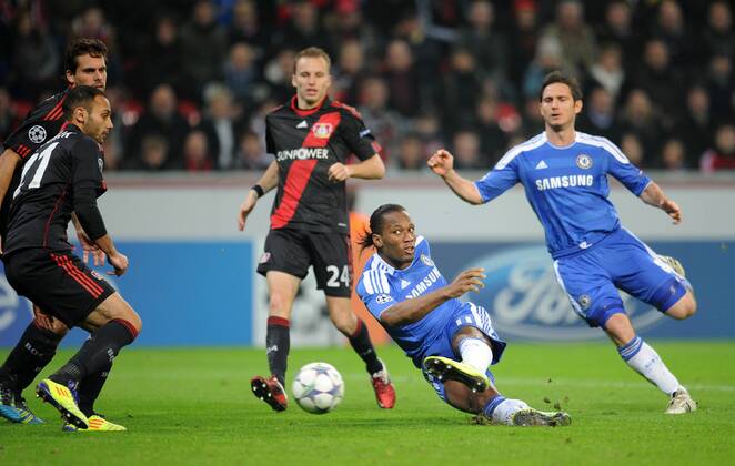 FUSSBALL CHAMPIONS LEAGUE SAISON 2011 2012 GRUPPENPHASE Bayer 04 Leverkusen - FC Chelsea 23.11.2011 Didier DROGBA (re, Chelsea) erzielt das Tor zum 0:1. Ömer TOPRAK, Manuel FRIEDRICH und Michal KADLEC (v.l, alle Leverkusen) kommen zu spät 