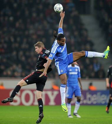 FUSSBALL CHAMPIONS LEAGUE SAISON 2011 2012 GRUPPENPHASE Bayer 04 Leverkusen - FC Chelsea 23.11.2011 Didier DROGBA (re, Chelsea) gegen Lars BENDER (li, Leverkusen) 