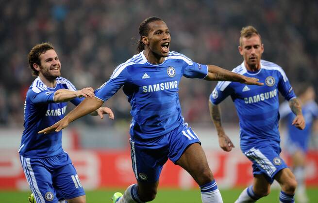 FUSSBALL CHAMPIONS LEAGUE SAISON 2011 2012 GRUPPENPHASE Bayer 04 Leverkusen - FC Chelsea 23.11.2011 Didier DROGBA (Mitte) bejubelt sein Tor zum 0:1. Juan MATA (li) Raul MEIRELES (re, alle Chelsea) eilen zum gratulieren herbei 