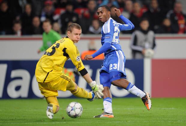 FUSSBALL CHAMPIONS LEAGUE SAISON 2011 2012 GRUPPENPHASE Bayer 04 Leverkusen - FC Chelsea 23.11.2011 Torwart Bernd LENO (li, Leverkusen) rettet vor Daniel STURRIDGE (re, Chelsea) 