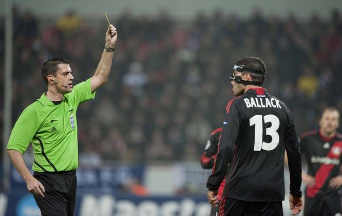 Schiedsrichter Viktor KASSAI l. zeigt Michael BALLACK r. (LEV) die gelbe Karte, Fussball Champions League, Vorrunde 5. Spieltag, Bayer 04 Leverkusen (LEV) - FC Chelsea , am 23.11.2011 in Leverkusen Deutschland