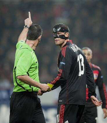 Schiedsrichter Viktor KASSAI l. verwarnt Michael BALLACK r. (LEV), Gestik, Geste, Fussball Champions League, Vorrunde 5. Spieltag, Bayer 04 Leverkusen (LEV) - FC Chelsea , am 23.11.2011 in Leverkusen Deutschland
