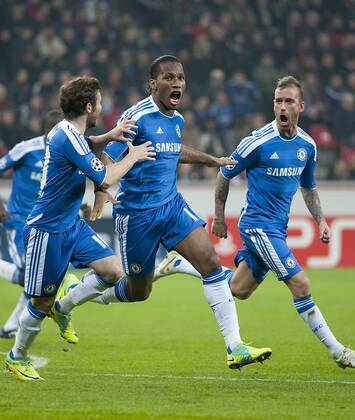 Jubel Didier DROGBA (Chelsea) nach seinem Tor zum 0:1, l. Juan MATA, r. Raul MEIRELES, Fussball Champions League, Vorrunde 5. Spieltag, Bayer 04 Leverkusen (LEV) - FC Chelsea , am in Leverkusen Deutschland
