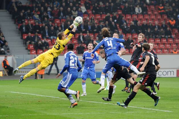 23-11-2011, Fussball, Saison 2011-2012, UEFA Champions League, Vorrunde, 5. Spieltag, BAYER 04 LEVERKUSEN - FC CHELSEA Torhüter Bernd Leno (Bayer 04 Leverkusen), li., faustet den Ball aus der Gefahrenzone
