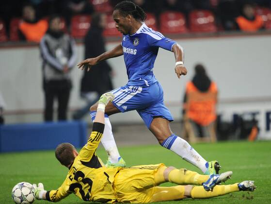 23-11-2011, Fussball, Saison 2011-2012, UEFA Champions League, Vorrunde, 5. Spieltag, BAYER 04 LEVERKUSEN - FC CHELSEA Didier Drogba (FC Chelsea), re., umspielt Torhüter Bernd Leno (Bayer 04 Leverkusen) verfehlt aber anschließend das Ziel