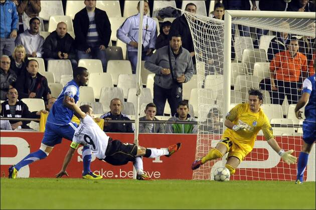Roberto Soldado of Valencia (scores) and Laszlo Koteles of KRC Genk Football: Valencia CF - KRC Genk (RC) - Champions League - 23.11.2011 - xPhotoNewsx 