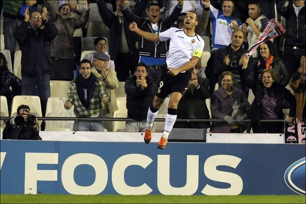 Roberto Soldado of Valencia Football: Valencia CF - KRC Genk (RC) - Champions League - 23.11.2011 - xPhotoNewsx  o0 Werbebande, Bande, Sponsor Werbung Wirtschaft Schriftzug Ford Focus