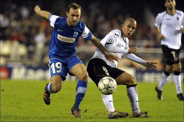 Thomas Buffel of KRC Genk and Sofiane Feghouli of Valencia Football: Valencia CF - KRC Genk (RC) - Champions League - 23.11.2011 - xPhotoNewsx 