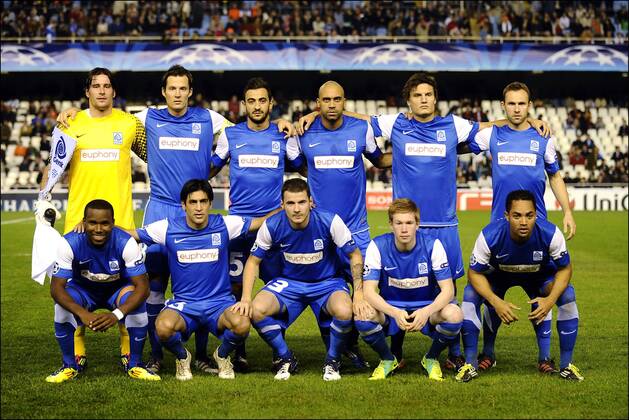 Mannschaftsbild KRC Genk (RC), hi.v.li.: Laszlo Köteles, Daniel Tozser, Fabien Camus, Anthony Vanden Borre, Jelle Vossen, Thomas Buffel; Vorn: Khaleem Hyland, Elyaniv Barda, Daniel Pudil, Kevin De Bruyne, Nadson - Champions League - 23.11.2011 - xPhotoNewsx o0 totale
