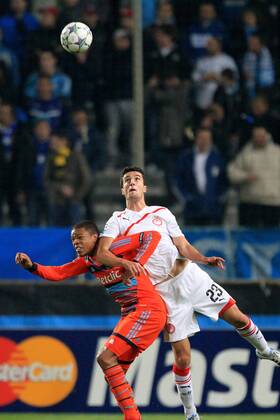 LOIC REMY (OM) gegen IVAN MARCANO FOOTBALL: CHAMPIONS LEAGUE: Olympique Marseille (OM) - Olympiakos Piräus. 23 11 2011 - xAUDREYxLEGUENx 