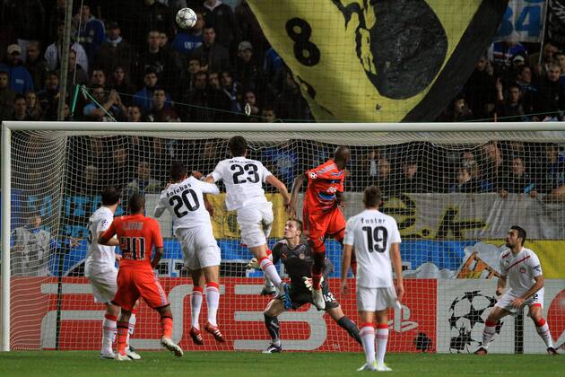 DAVID FUSTER, JOSE HOLEBAS, IVAN MARCANO OFC gegen ALOU DIARRA, ANDRE AYEW (OM) FOOTBALL: CHAMPIONS LEAGUE: Olympique Marseille (OM) - Olympiakos Piräus. 23 11 2011 - xAUDREYxLEGUENx 