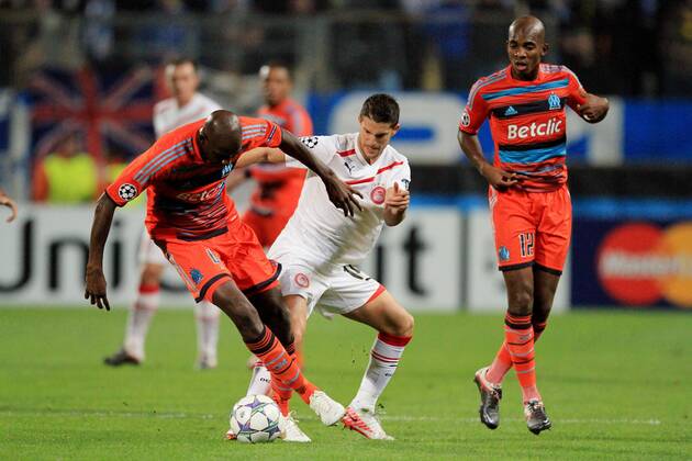 CHARLES KABORE und ALOU DIARRA (OM) gegen DAVID FUSTER OFC FOOTBALL: CHAMPIONS LEAGUE: Olympique Marseille (OM) - Olympiakos Piräus. 23 11 2011 - xAUDREYxLEGUENx 