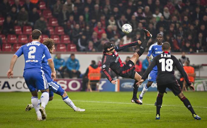 Leverkusen, 23.11.2011, BayArena Michael Ballack (Bayer) mit einem Fallrückzieher; David Luiz (London), Branislav Ivanovic (London) Bayer Leverkusen - Chelsea London mm