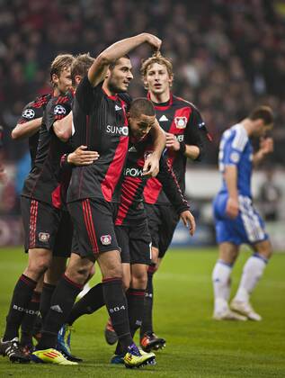 Leverkusen, 23.11.2011, BayArena Torjubel: Eren Derdiyok (Bayer) bedankt sich bei Sydney Sam (Bayer) Bayer Leverkusen - Chelsea London mm
