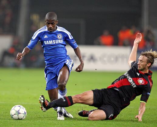 23.11.2011, Fussball Champions-League 2011 2012, Vorrunde Gruppe E , Bayer 04 Leverkusen - FC Chelsea , in der Bay-Arena Leverkusen. v.l. Ramires (FC Chelsea) , Simon Rolfes (Bayer Leverkusen)