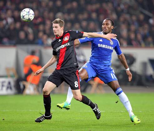 23.11.2011, Fussball Champions-League 2011 2012, Vorrunde Gruppe E , Bayer 04 Leverkusen - FC Chelsea , in der Bay-Arena Leverkusen. v.l. Lars Bender (Bayer Leverkusen) , Didier Drogba (FC Chelsea)