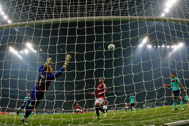 Mailand, 23.11.2011 - UEFA Champions League 2011 2012 - AC Mailand vs FC Barcelona - Robinho gegen Victor Valdes 