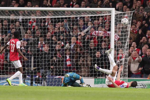 Robin VAN PERSIE (Arsenal London 10) erzielt das 1-0 Champions League, Herren, Männer, Saison 2011-2012, Spiel 5, Gruppenphase, 23.11.2011, Arsenal London - Borussia Dortmund