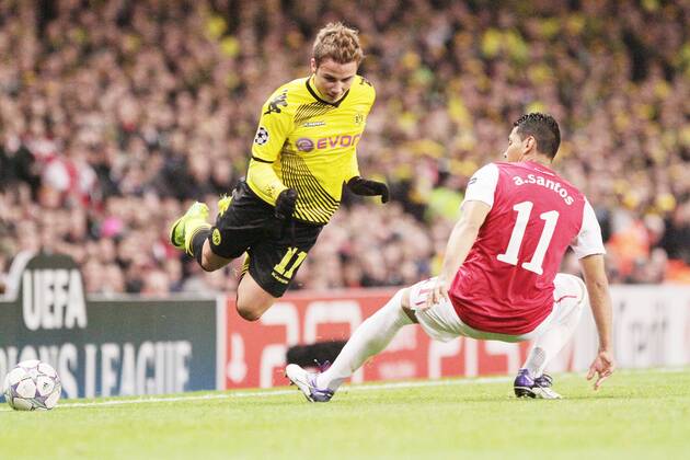 Foul von Andre SANTOS (Arsenal London 11) an Mario GOETZE (BVB - Borussia Dortmund 11) Champions League, Herren, Männer, Saison 2011-2012, Spiel 5, Gruppenphase, 23.11.2011, Arsenal London - Borussia Dortmund