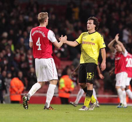 Per MERTESACKER (Arsenal London 4) bedankt sich bei Mats HUMMELS (BVB - Borussia Dortmund 15) nach dem Spiel Champions League, Herren, Männer, Saison 2011-2012, Spiel 5, Gruppenphase, 23.11.2011, Arsenal London - Borussia Dortmund