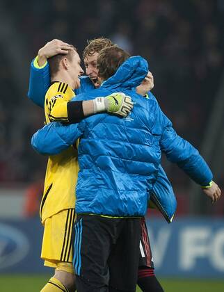 Schlussjubel LEV, Stefan KIESSLING herzt Torwart Bernd LENO l. Fussball Champions League, Vorrunde 5. Spieltag, Bayer 04 Leverkusen (LEV) - FC Chelsea , am in Leverkusen Deutschland