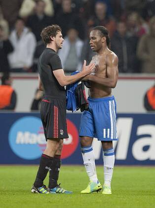Trikottausch Manuel FRIEDRICH l. (LEV) mit Didier DROGBA (Chelsea), Fussball Champions League, Vorrunde 5. Spieltag, Bayer 04 Leverkusen (LEV) - FC Chelsea , am in Leverkusen Deutschland