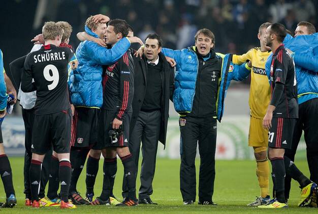 Schlussjubel LEV, mit Trainer Robin DUTT (mitte) daneben umarmt Michael BALLACK, Stefan KIESSLING, Fussball Champions League, Vorrunde 5. Spieltag, Bayer 04 Leverkusen (LEV) - FC Chelsea , am in Leverkusen Deutschland