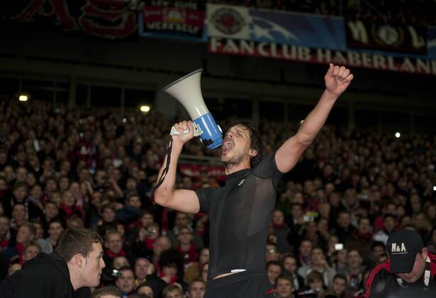Schlussjubel Leverkusen, Manuel FRIEDRICH mit Megafon in der Kurve, Fussball Champions League, Vorrunde 5. Spieltag, Bayer 04 Leverkusen, am in Leverkusen Deutschland o0 Fan Objekte