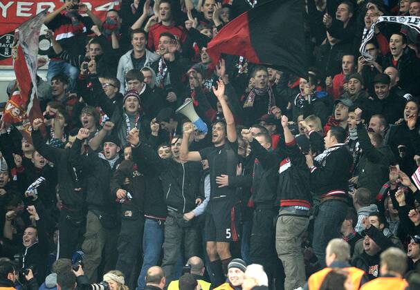 Schlussjubel Leverkusen, Manuel FRIEDRICH mit Megafon in der Kurve, Fussball Champions League, Vorrunde 5. Spieltag, Bayer 04 Leverkusen, am in Leverkusen Deutschland o0 Fan totale