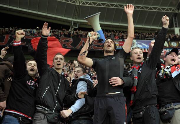 FUSSBALL CHAMPIONS LEAGUE SAISON 2011 2012 GRUPPENPHASE Bayer 04 Leverkusen 23.11.2011 Manuel FRIEDRICH (Leverkusen) feiert nach dem Abpfiff mit den Fans und einem Megaphon in der Fankurve  o0 Fan Objekte