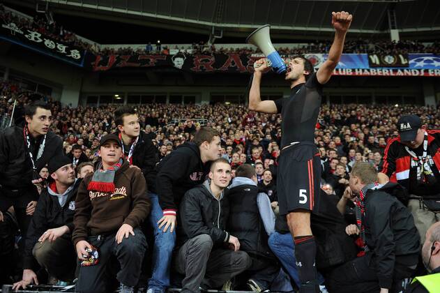 FUSSBALL CHAMPIONS LEAGUE SAISON 2011 2012 GRUPPENPHASE Bayer 04 Leverkusen 23.11.2011 Manuel FRIEDRICH (Leverkusen) feiert nach dem Abpfiff mit den Fans und einem Megaphon in der Fankurve  o0 Fan Objekte totale