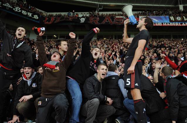 FUSSBALL CHAMPIONS LEAGUE SAISON 2011 2012 GRUPPENPHASE Bayer 04 Leverkusen 23.11.2011 Manuel FRIEDRICH (Leverkusen) feiert nach dem Abpfiff mit den Fans und einem Megaphon in der Fankurve  o0 Fan Objekte totale
