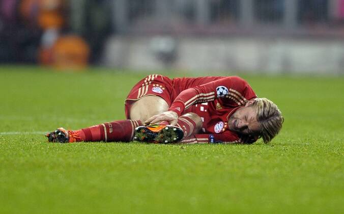22.11.2011, Fussball UEFA-Champions-League, Vorrunde 5.Spieltag: FC Bayern München - FC Villarreal, in der Münchner Allianz-Arena. Anatoliy Tymoshchuk (München) mit Schmerzen am Boden.