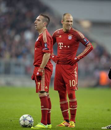 22.11.2011, Fussball UEFA-Champions-League, Vorrunde 5.Spieltag: FC Bayern München - FC Villarreal, in der Münchner Allianz-Arena. v.li: Franck Ribery (München) und Arjen Robben (München) vor dem Freistoss.