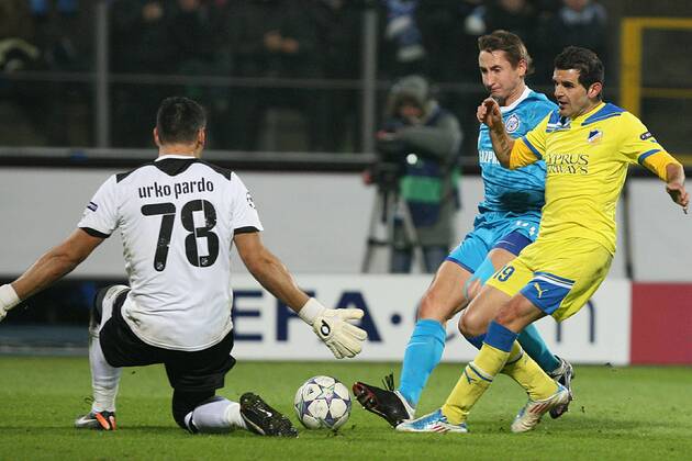 November 23, 2011. - Russia, Saint Petersburg. - Champions League 2011 12 FC Zenit (Saint Petersburg) vs FC APOEL (Cyprus). In picture: FC Zenit s player Vladimir Bystrov (34) and FC APOEL s players Marios Ilia (19), Urko Pardo (78). PeterxKovalev 