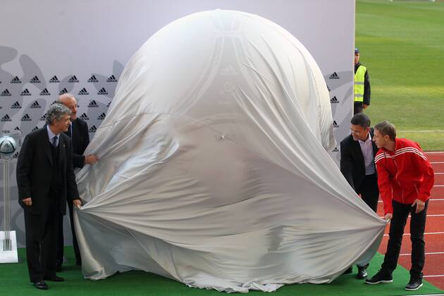 Präsentation des offiziellen EM Spielballs Adidas Tango 12 in Kiew EURO 2012 Polen Ukraine v.li. RFEF Präsident ANGEL MARIA VILLAR (Spanien), Nationaltrainer VICENTE DEL BOSQUE (ESP), Herbert Hainer (Vorstandsvorsitzender adidas AG) und RAFAL MURAWSKI (Polen) 20111202CSLG0100